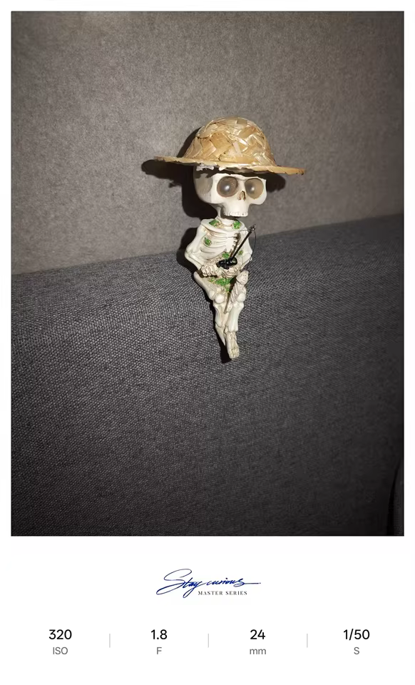 Skeleton Fishing Figurine – Gothic Halloween Desk Edge Ornament with Straw Hat