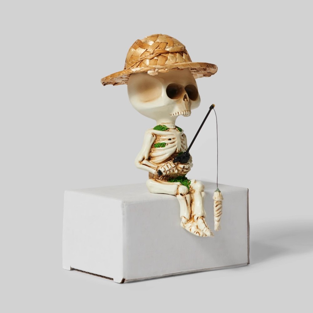 Skeleton Fishing Figurine – Gothic Halloween Desk Edge Ornament with Straw Hat
