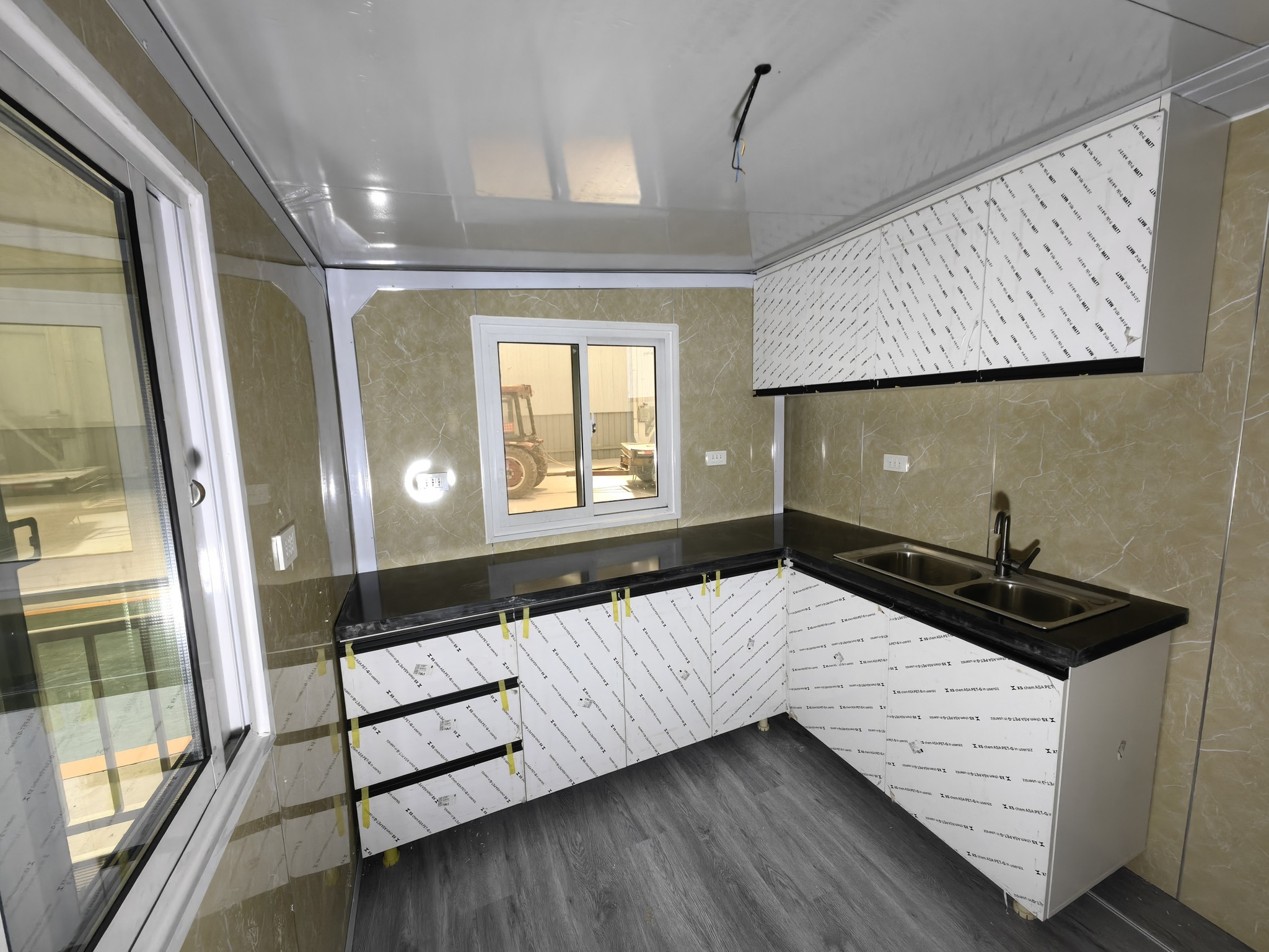30ft - Popular modular mobile homes with large space and expandable folding container houses