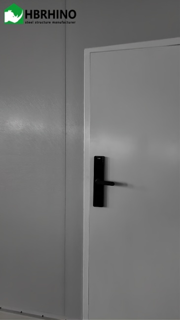 A rapid installation solution for foldable modular container houses, suitable for residential use in guesthouses