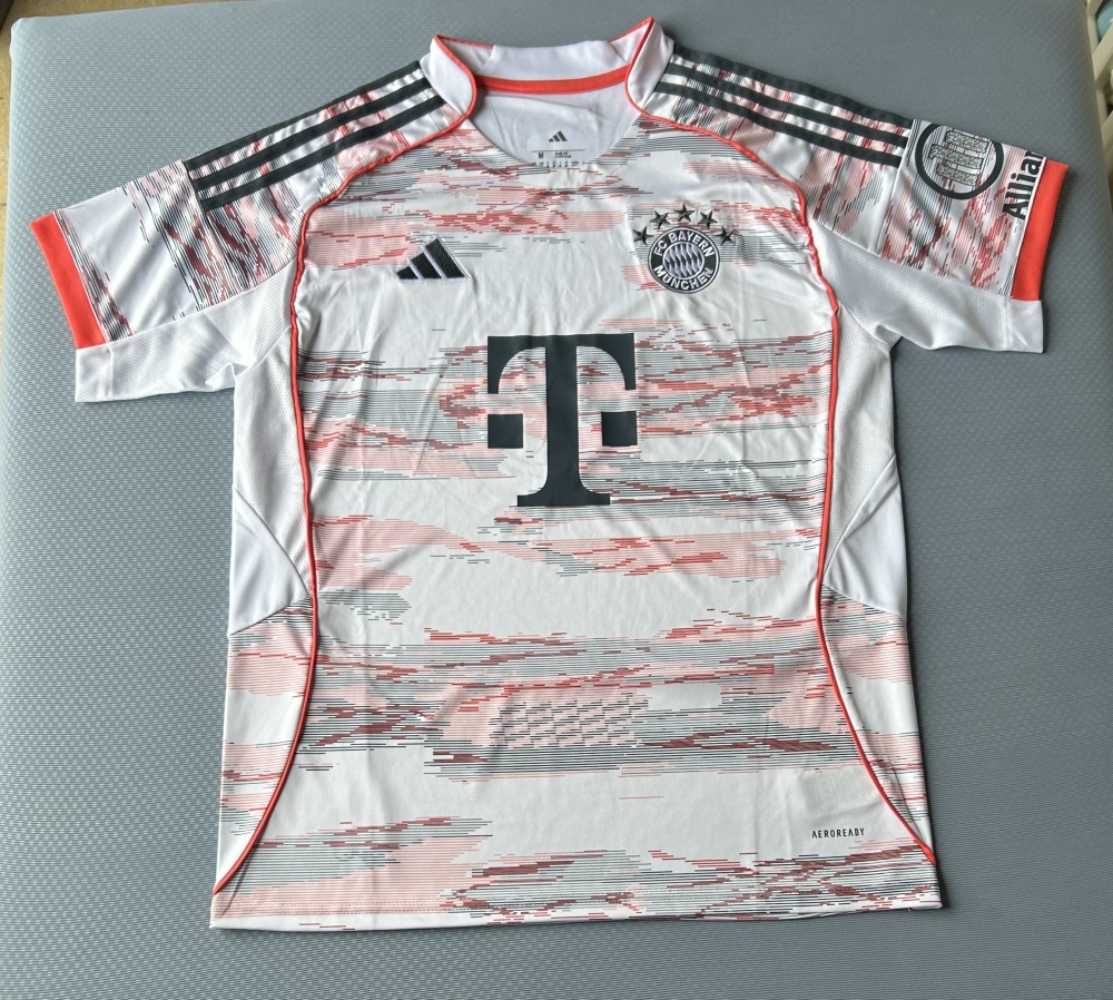 Bayern Munich 2526 away S-4 XL