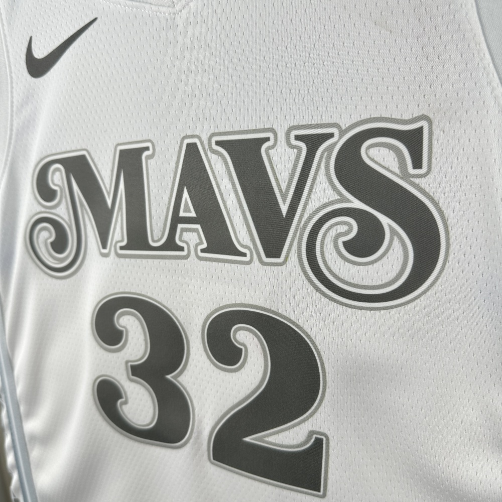 32 Flagg of the Dallas Mavericks City Edition in the 25th season