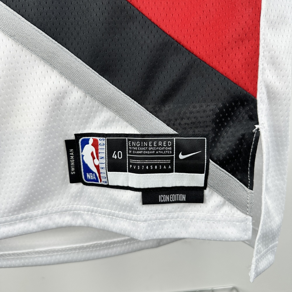Yang Hansen, the white No. 16 of the Trail Blazers in the 2023 season