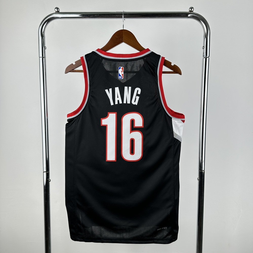Yang Hansen, the black No. 16 of the Trail Blazers in the 2023 season