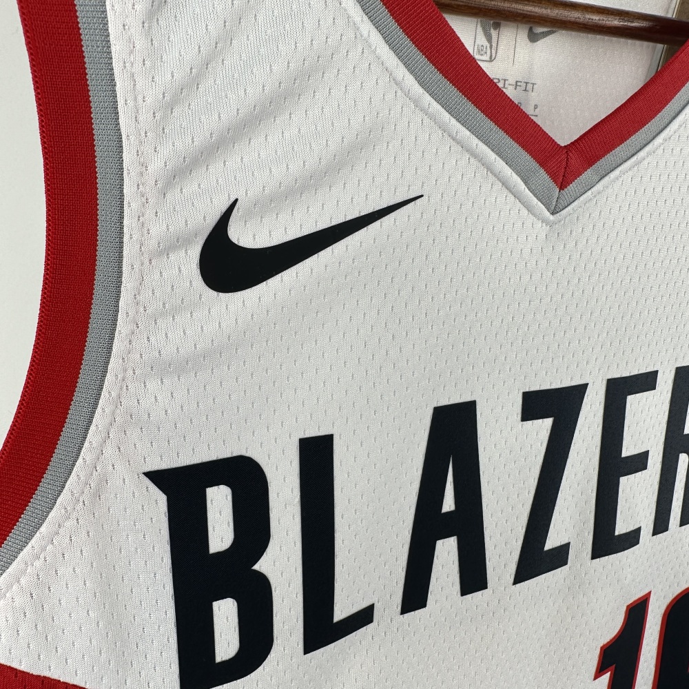 Yang Hansen, the white No. 16 of the Trail Blazers in the 2023 season