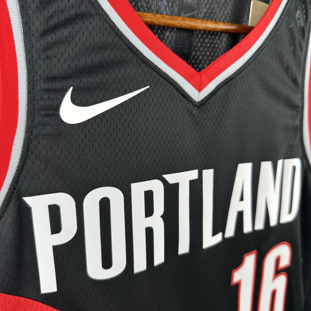 Yang Hansen, the black No. 16 of the Trail Blazers in the 2023 season