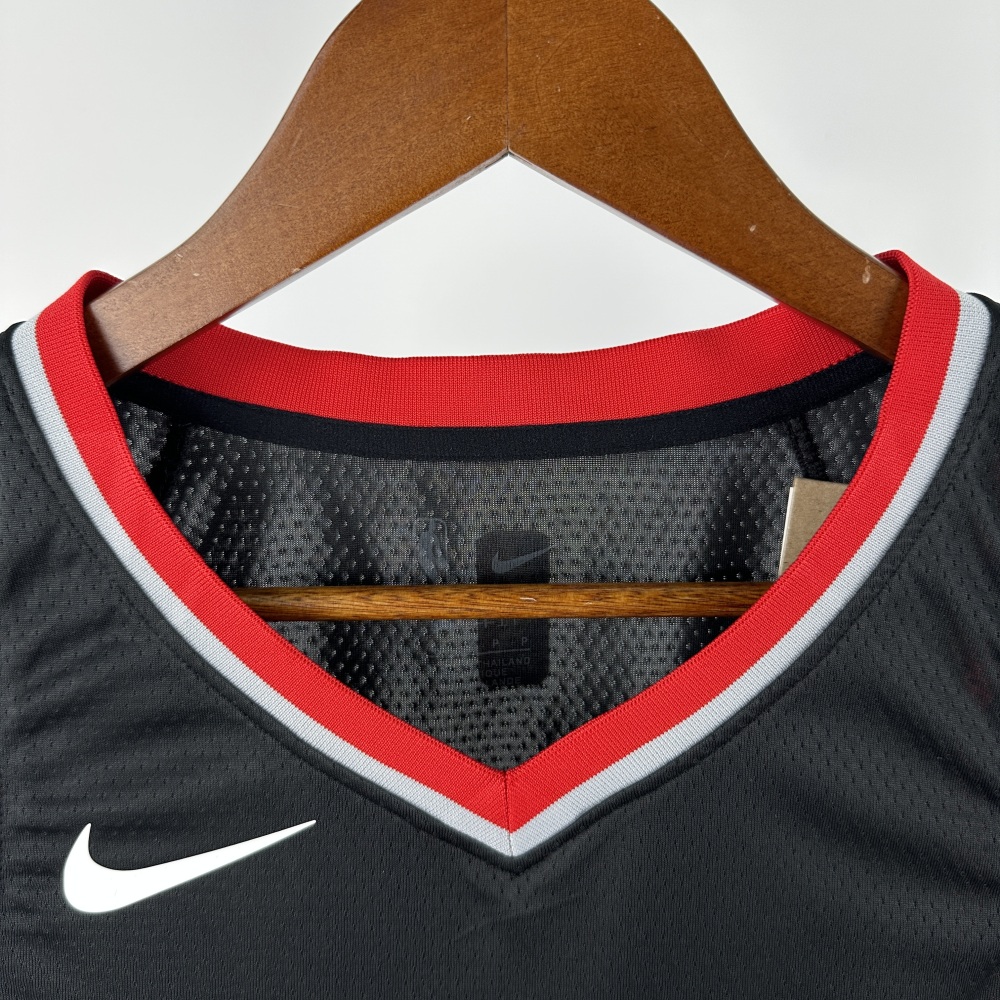 Yang Hansen, the black No. 16 of the Trail Blazers in the 2023 season