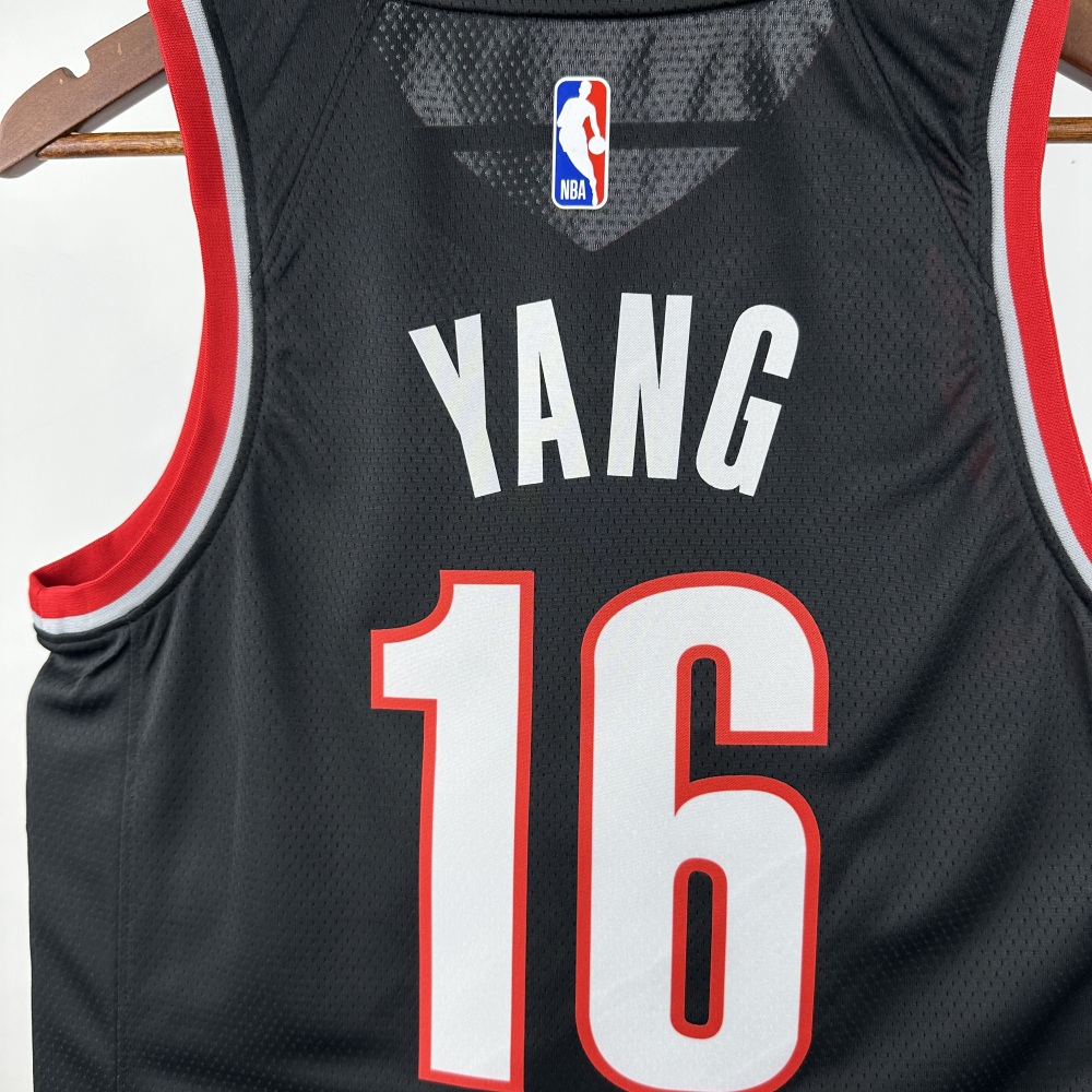 Yang Hansen, the black No. 16 of the Trail Blazers in the 2023 season