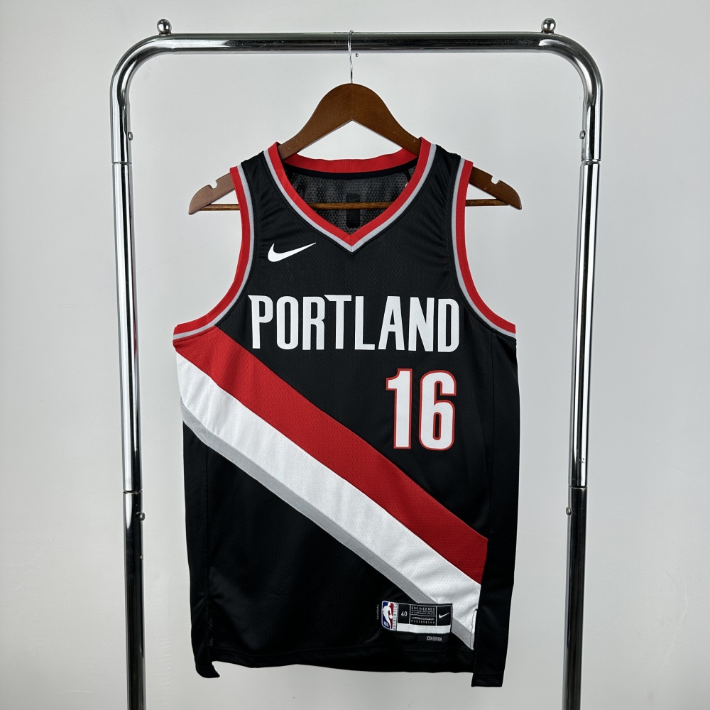 Yang Hansen, the black No. 16 of the Trail Blazers in the 2023 season