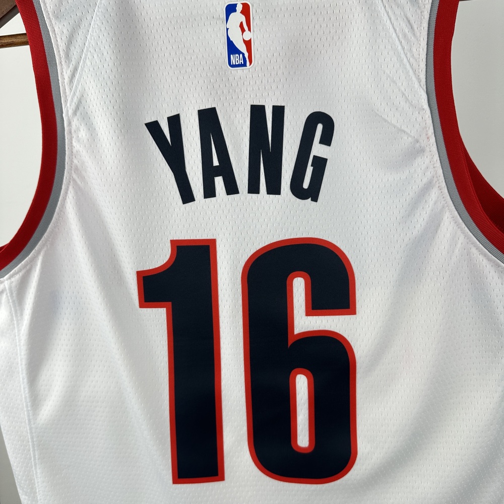Yang Hansen, the white No. 16 of the Trail Blazers in the 2023 season