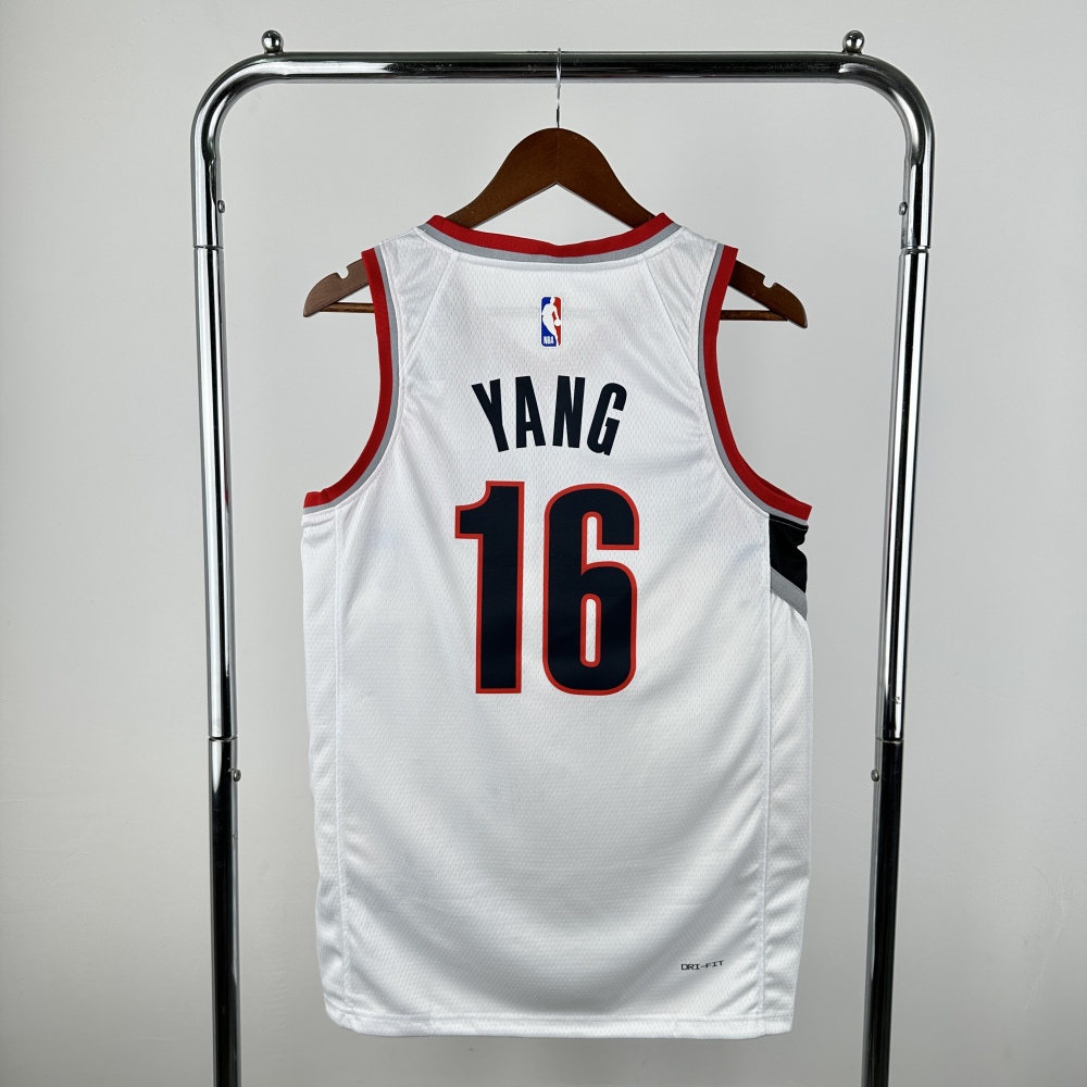 Yang Hansen, the white No. 16 of the Trail Blazers in the 2023 season