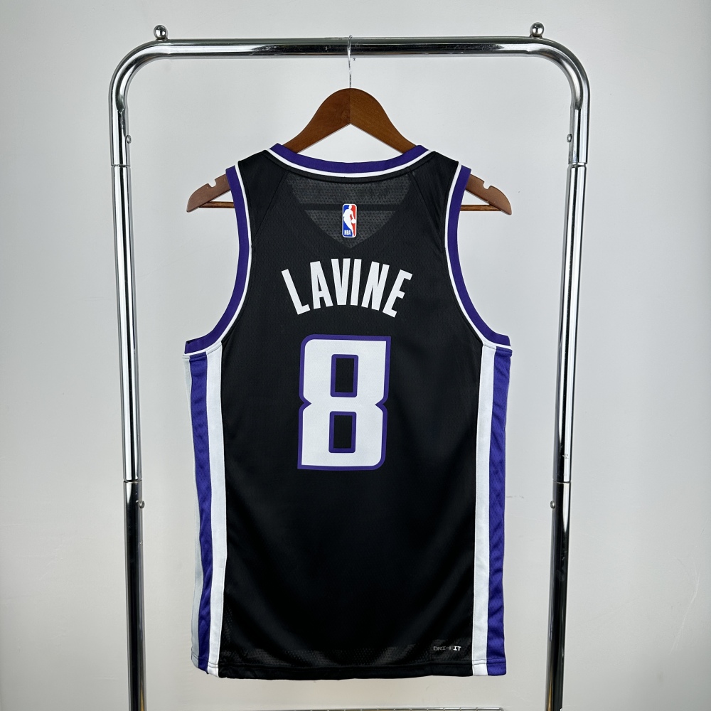 In the 24th season, the Kings played the black No. 8 Zach lavine away from home
