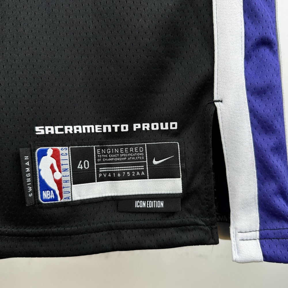 In the 24th season, the Kings played the black No. 8 Zach lavine away from home