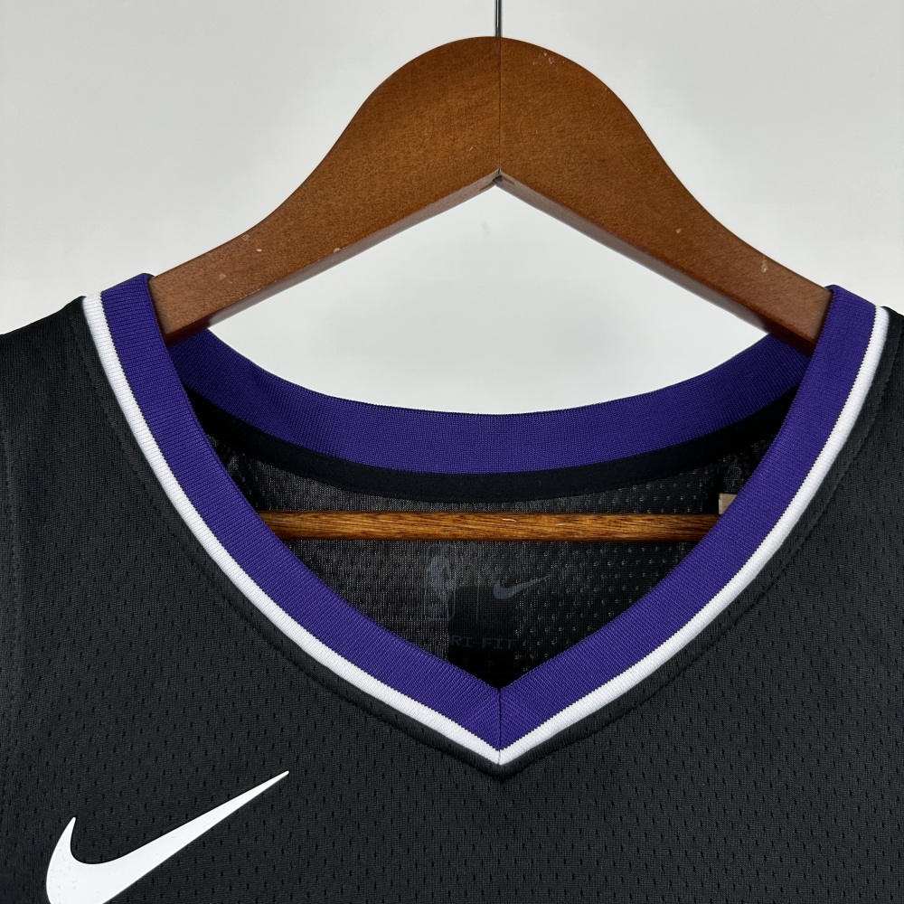 In the 24th season, the Kings played the black No. 8 Zach lavine away from home