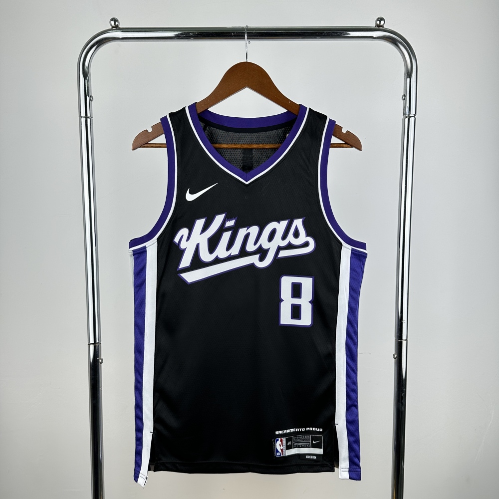 In the 24th season, the Kings played the black No. 8 Zach lavine away from home