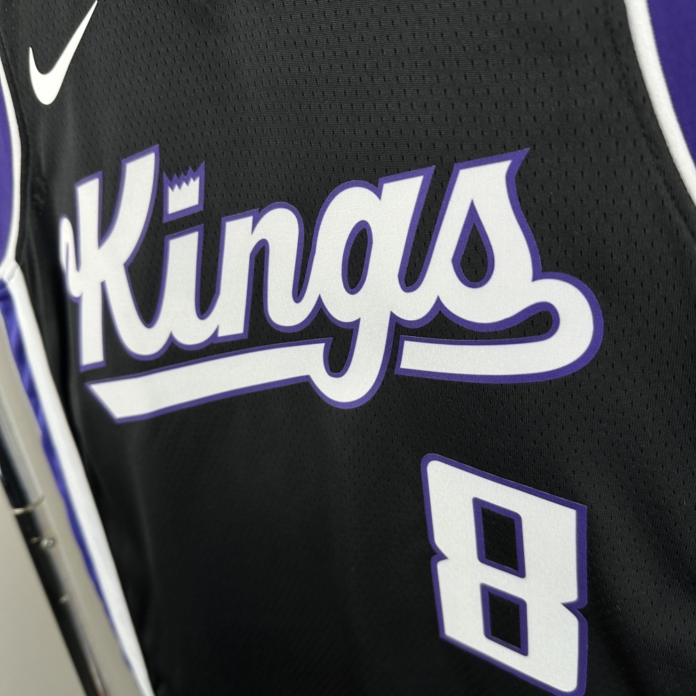 In the 24th season, the Kings played the black No. 8 Zach lavine away from home