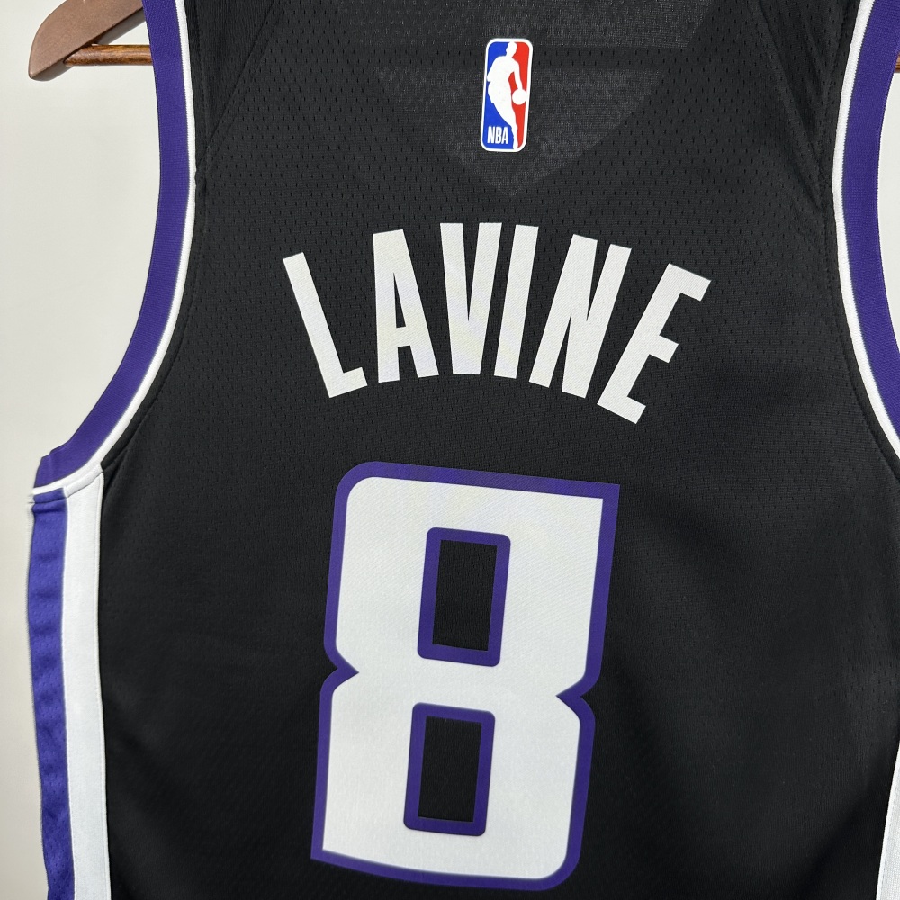 In the 24th season, the Kings played the black No. 8 Zach lavine away from home
