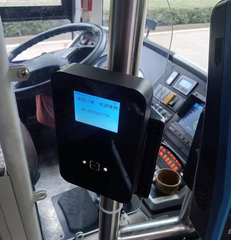The screen of 4G QR code access control  can displays large font and timely voice for elderly passengers to scan the code and deduct fees
