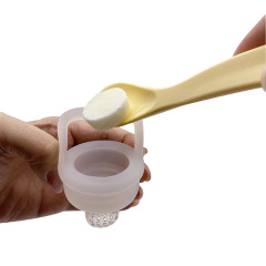 BT0041 مصاصة طعام الفاكهة للأطفال، أكياس سيليكون شبكية مصاصة مع غطاء حماية على شكل كوب قياس، خالية من مادة BPA