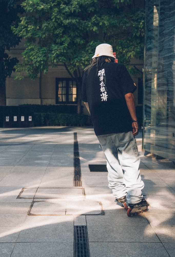 'Skate Everywhere 硬滑也能滑' Tee