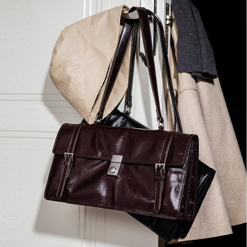 Wholesale First-Layer Oil Wax Leather Large-Capacity Messenger Bag Vintage LuxSoft Commuter Baguette Shoulder Bag for Women