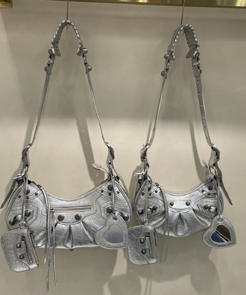 Wholesale high-Quality Le Cagole Rivet Biker Bag - Sweet & Cool Girl Three-in-One Crescent Genuine Leather Ruched Underarm Bag