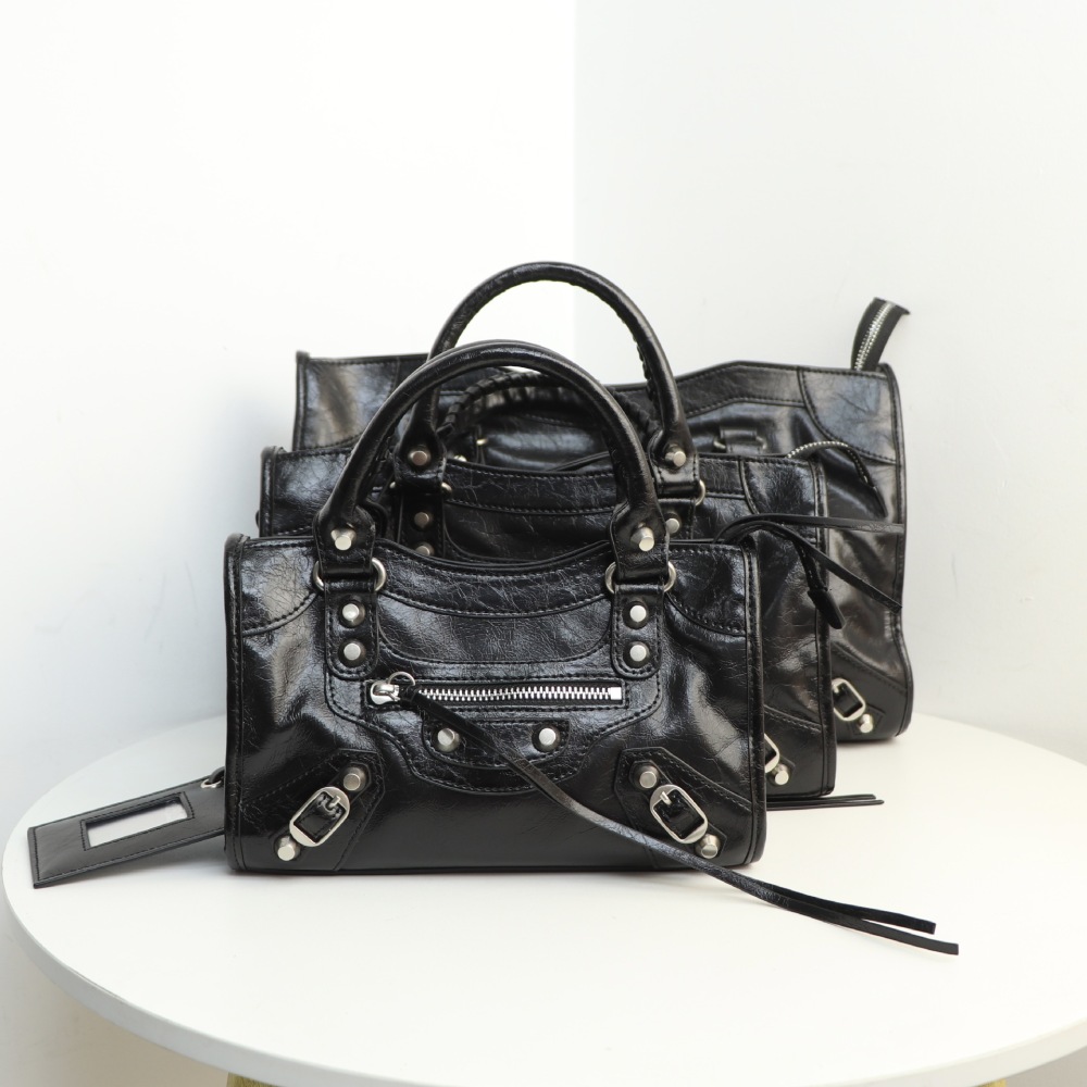 Wholesale le City French Motorcycle Bag  Cool and Edgy Retro Studded Genuine Leather Handbag and Crossbody Bag