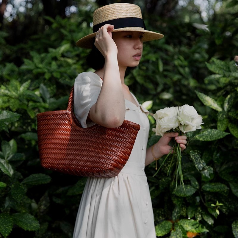 Handmade Cowhide Woven Bag for Women, French Style Niche Market Basket Bag, Genuine Leather Handheld Shoulder Tote Bag for Vacation, Underarm Tote