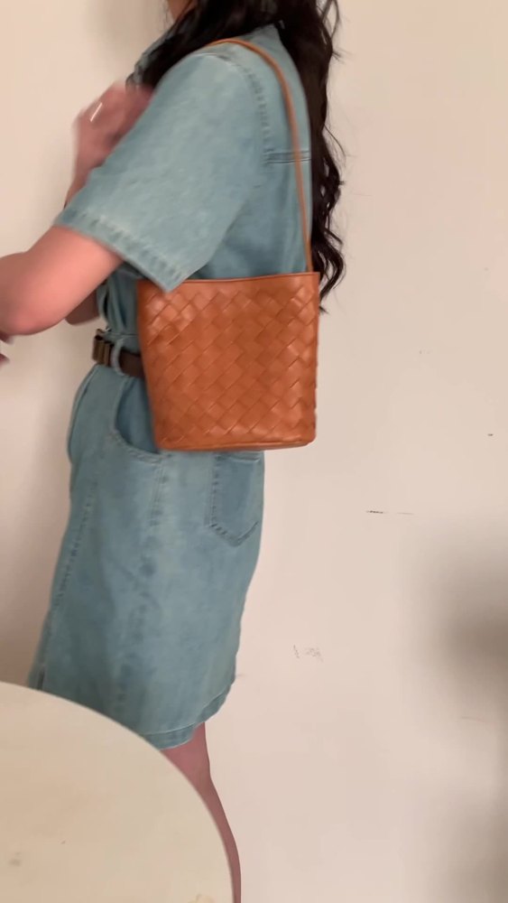 头层牛皮单肩小水桶包2025新款夏日度假风真皮手工编织包女斜挎包