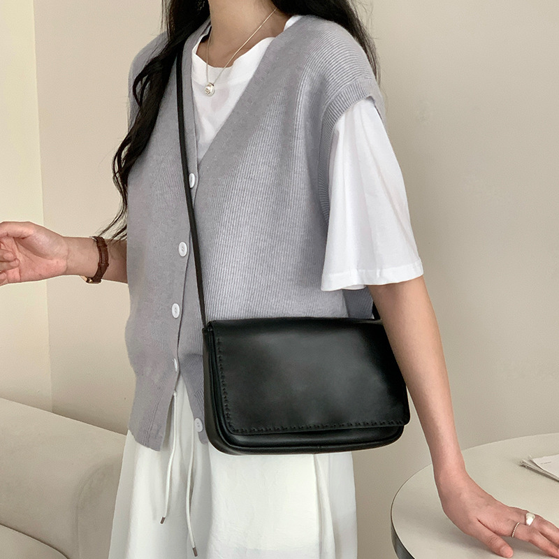 极简小众公文包女2025新款通勤单肩真皮女包鹿纹羊皮邮差包斜挎包