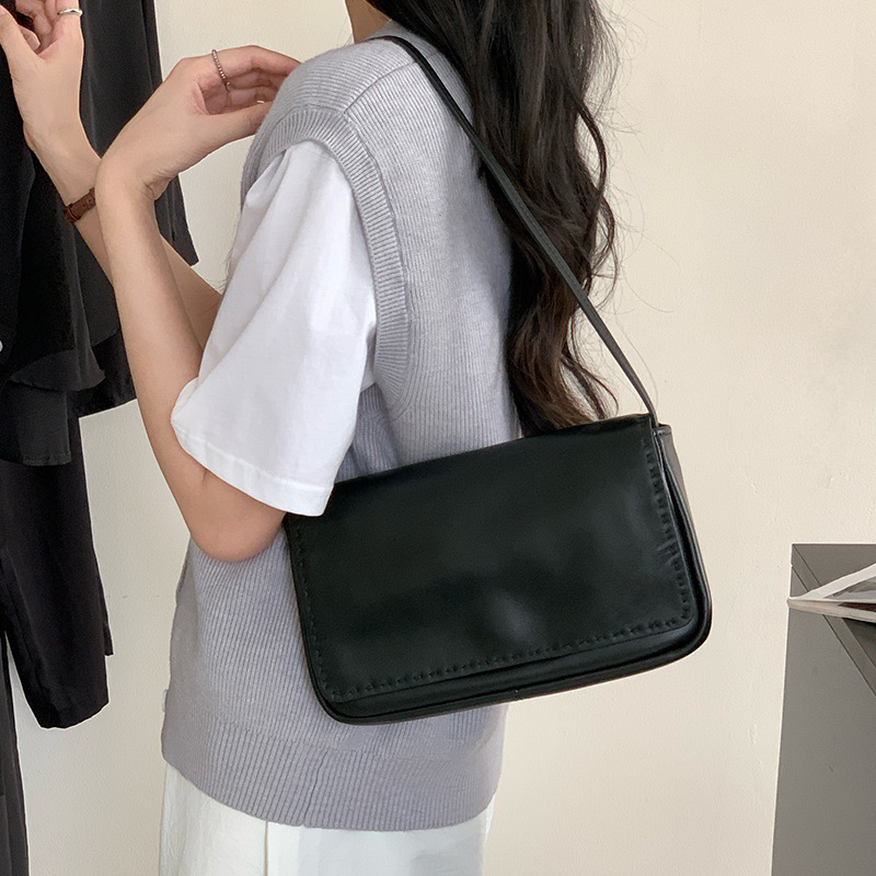 极简小众公文包女2025新款通勤单肩真皮女包鹿纹羊皮邮差包斜挎包