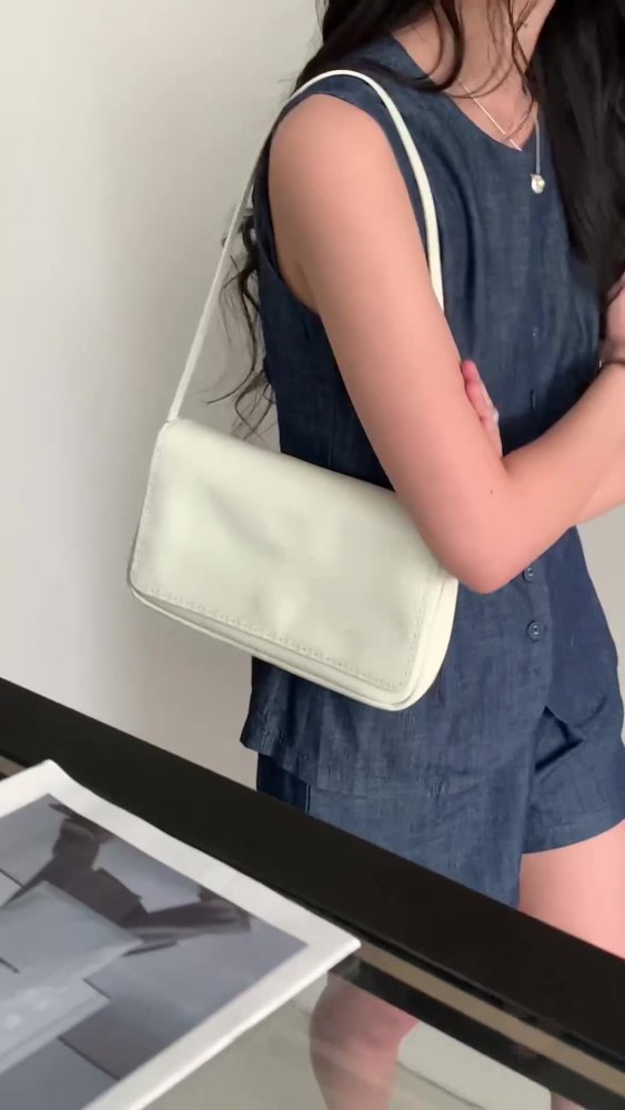 极简小众公文包女2025新款通勤单肩真皮女包鹿纹羊皮邮差包斜挎包