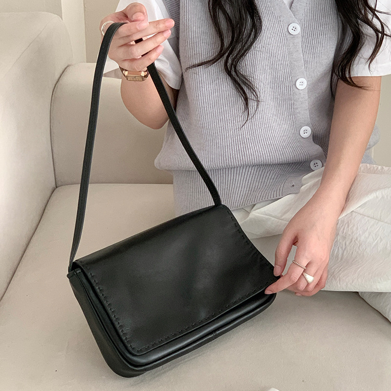 极简小众公文包女2025新款通勤单肩真皮女包鹿纹羊皮邮差包斜挎包