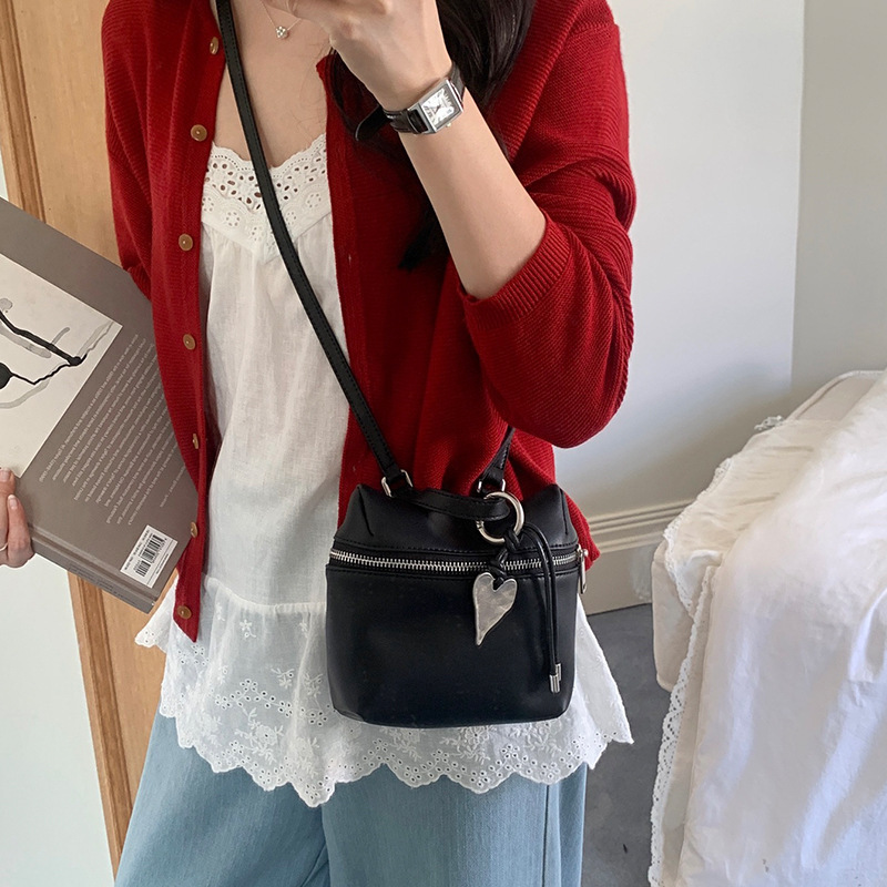韩系软牛皮盒子包女2025新款手机包斜挎真皮女包单肩包附爱心挂件