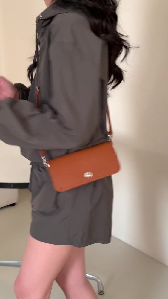 百搭牛皮斜挎锁扣小方包女2025新款轻复古植鞣牛皮女包真皮单肩包