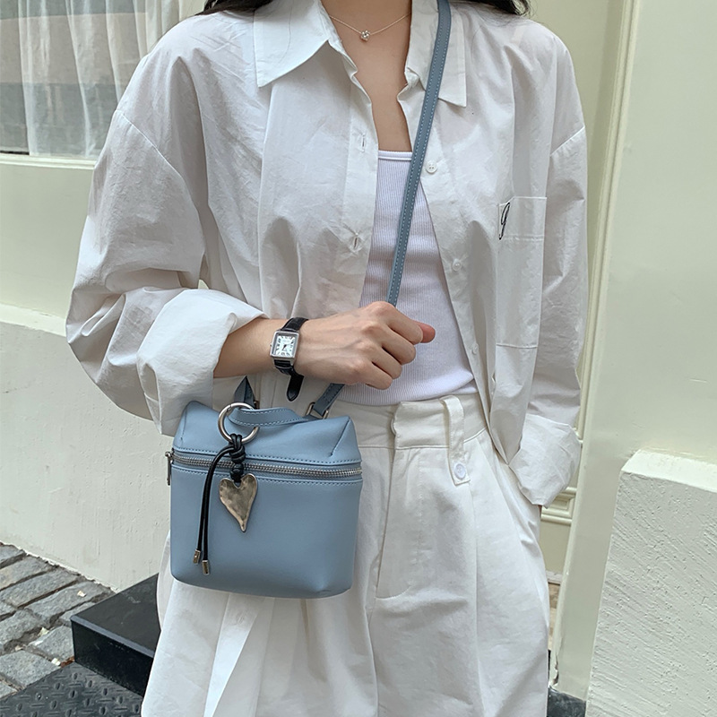 韩系软牛皮盒子包女2025新款手机包斜挎真皮女包单肩包附爱心挂件