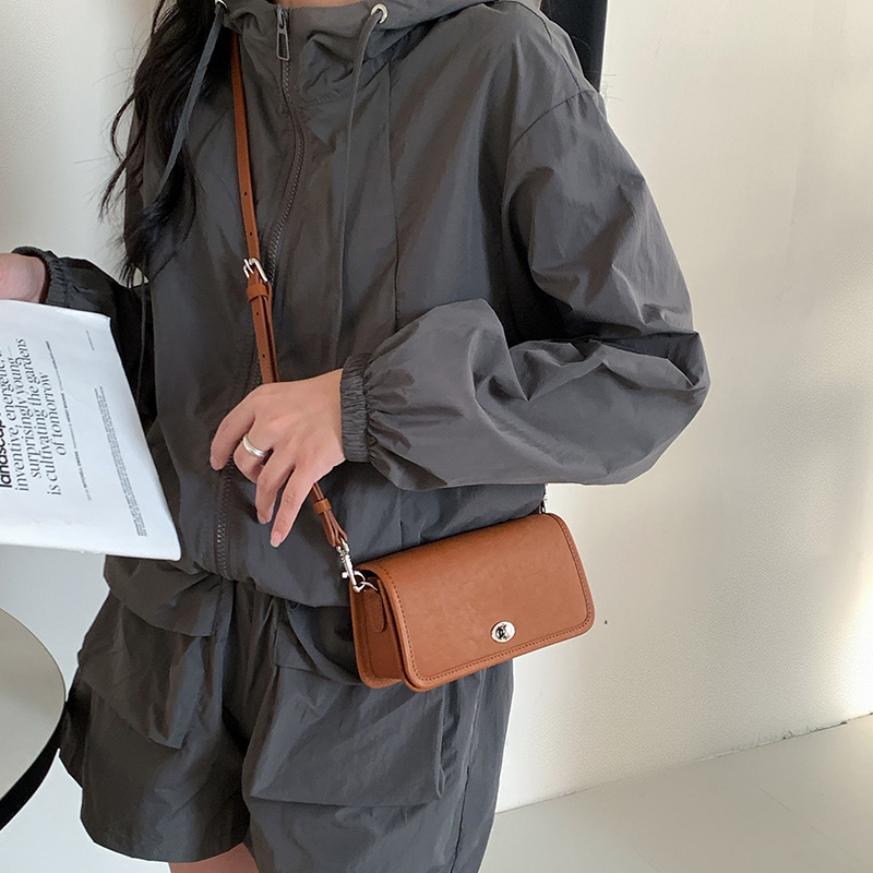 百搭牛皮斜挎锁扣小方包女2025新款轻复古植鞣牛皮女包真皮单肩包