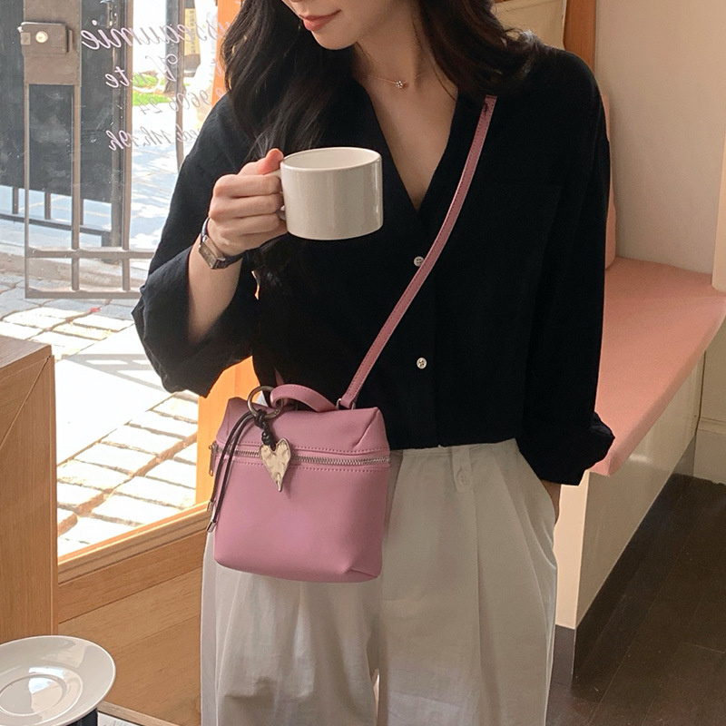 韩系软牛皮盒子包女2025新款手机包斜挎真皮女包单肩包附爱心挂件