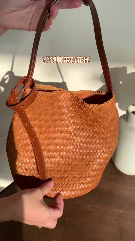小众牛皮编织水桶包女2025新款百搭通勤真皮大容量包包单肩斜挎包