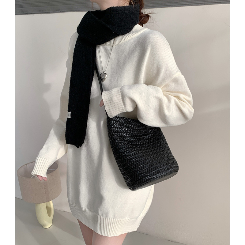 小众牛皮编织水桶包女2025新款百搭通勤真皮大容量包包单肩斜挎包
