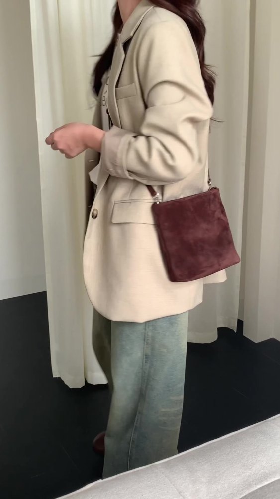 麂皮绒斜挎水桶包小包2025新款真皮手拎包小众复古百搭磨砂牛皮包