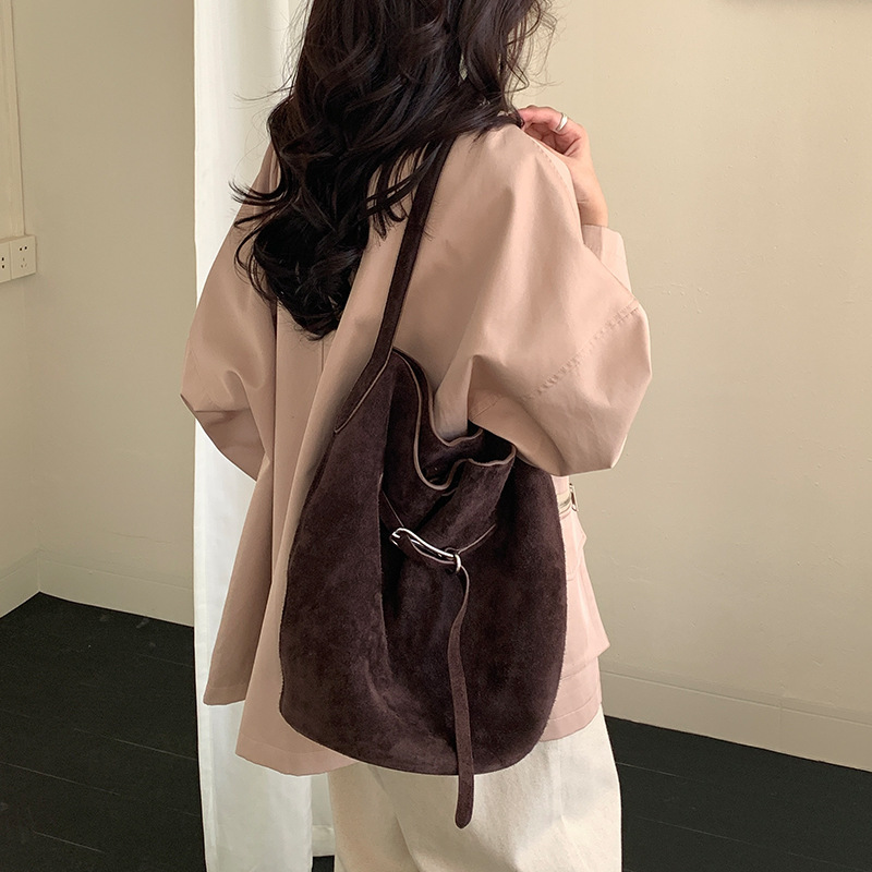 小众麂皮反绒软牛皮松弛感通勤托特水桶包2025新款大容量单肩包女