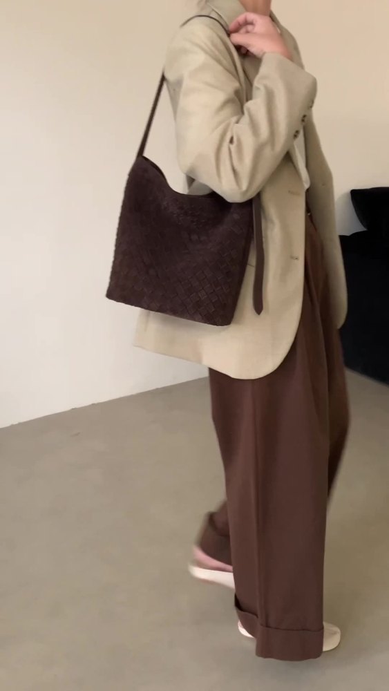 小众斜挎水桶包麂皮手工编织包包女2025新款复古风真皮通勤单肩包