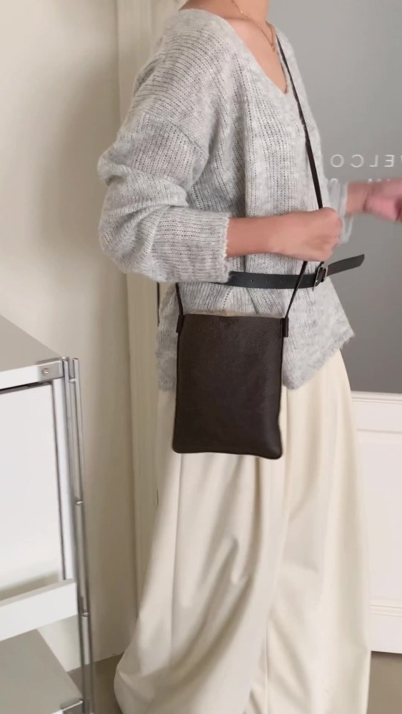 翻面两用毛绒水桶包2025新款毛毛包轻便百搭手机包女真皮斜挎包包