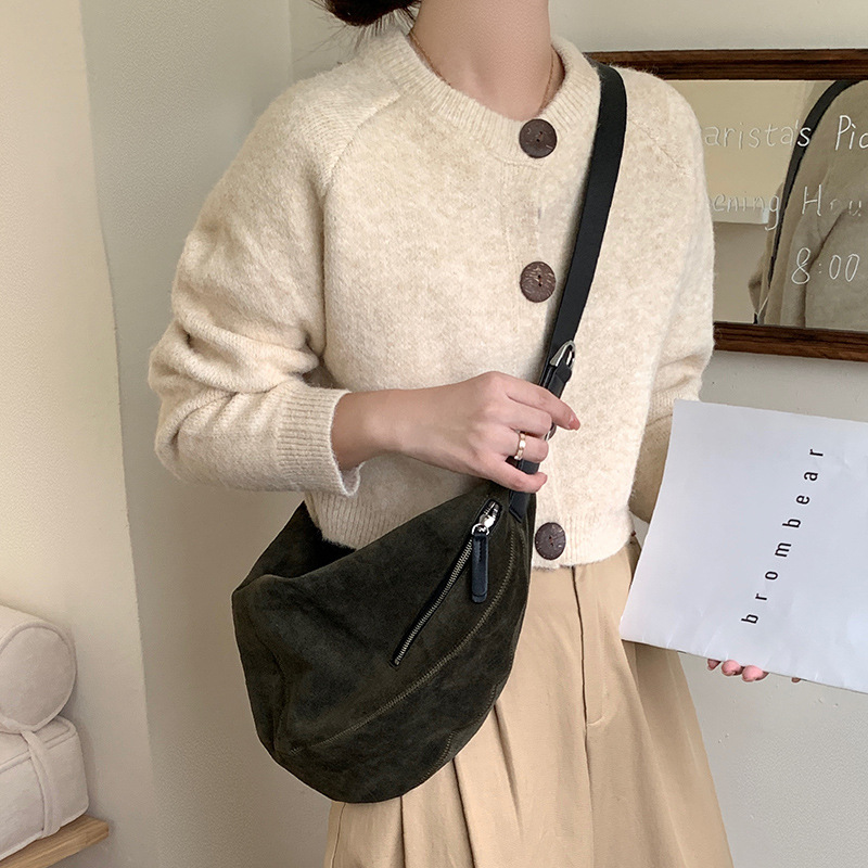 慵懒风麂皮绒牛角包2025新款小众复古牛皮饺子包斜挎大包女单肩包