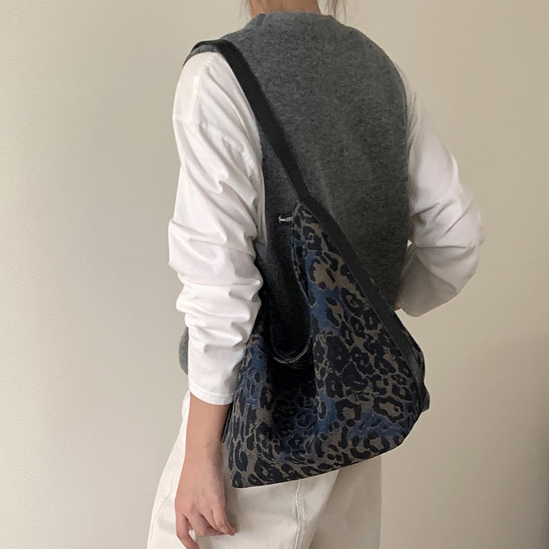 黑色小众豹纹水桶包女2025新款塌塌松弛牛仔布托特包大容量单肩包