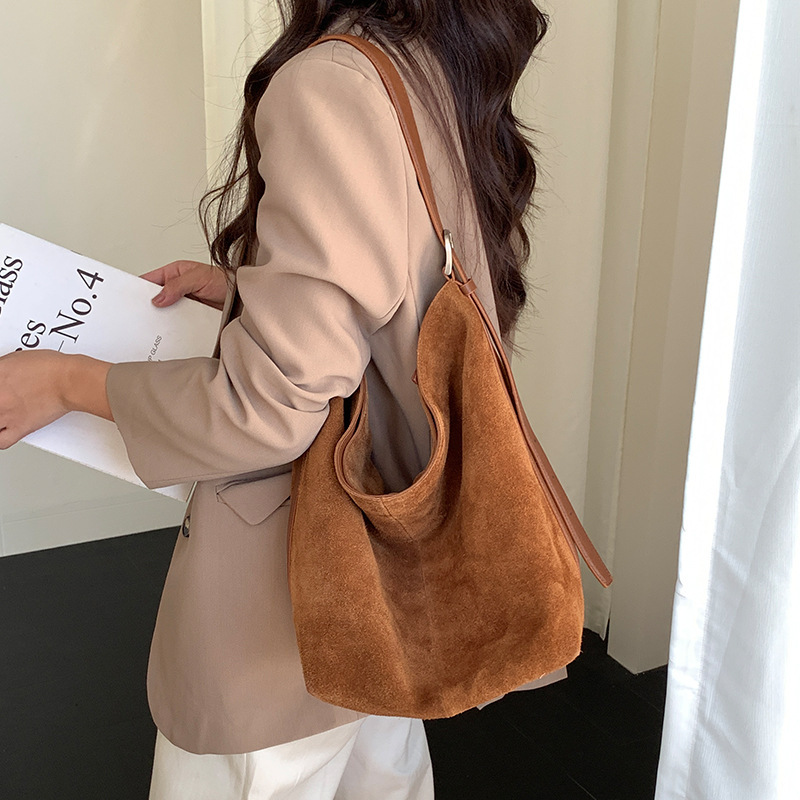 反绒磨砂牛皮女包2025新款松弛感真皮休闲麂皮单肩包托特水桶包女