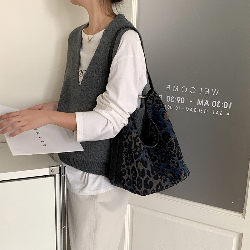 黑色小众豹纹水桶包女2025新款塌塌松弛牛仔布托特包大容量单肩包