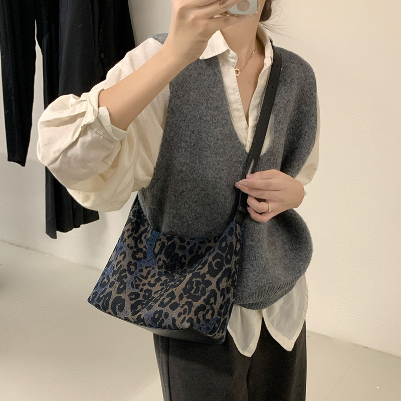 牛仔布豹纹hobo包2025新款休闲斜挎饺子包时尚通勤手提单肩腋下包