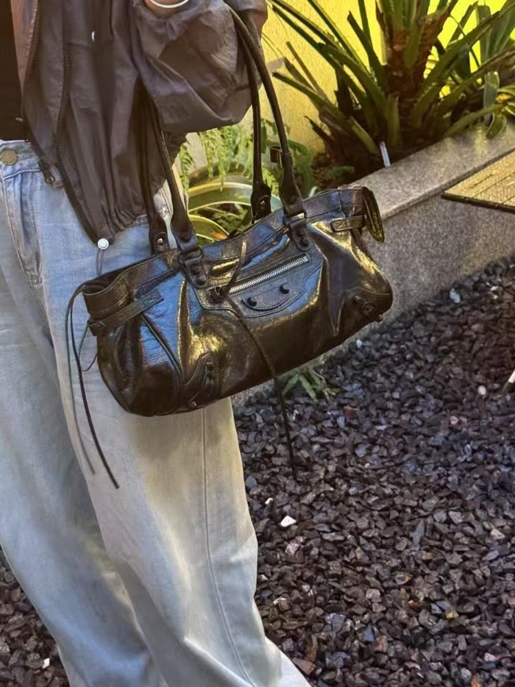 25新款潮Le city横款机车包朋克ABG辣妹铆钉包头层牛皮腋下法棍包